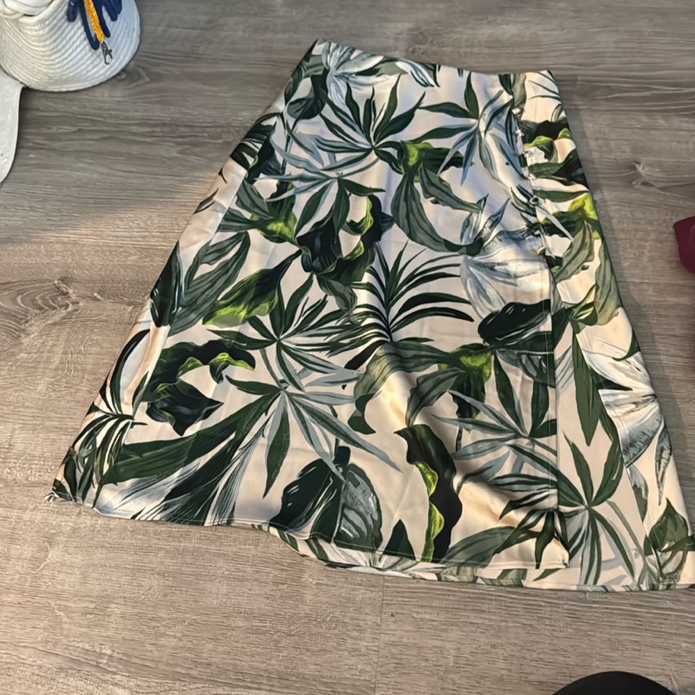 Beautiful Victoria’s Secret skirt.